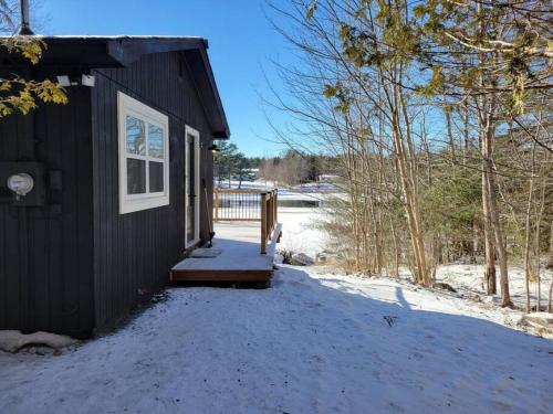 The Old Kettle Cabin with Hot Tub in Bristol (NS)