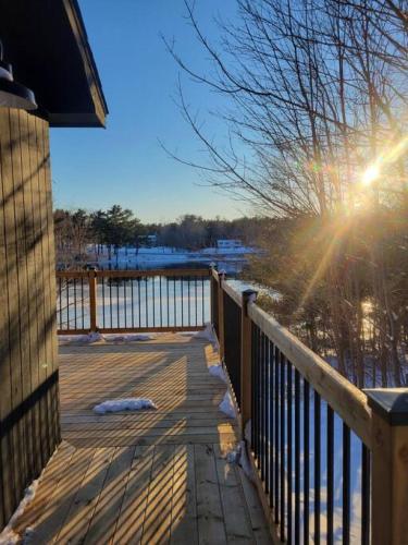 The Old Kettle Cabin with Hot Tub in Bristol (NS)