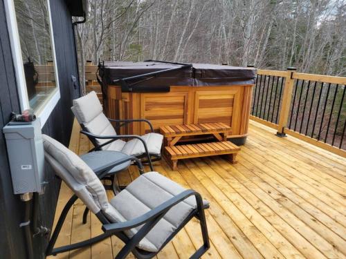 The Old Kettle Cabin with Hot Tub in Bristol (NS)