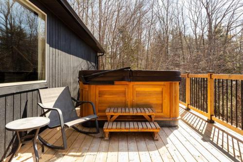 The Old Kettle Cabin with Hot Tub in Bristol (NS)