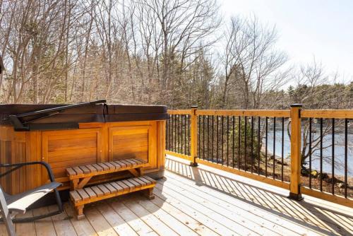 The Old Kettle Cabin with Hot Tub in Bristol (NS)