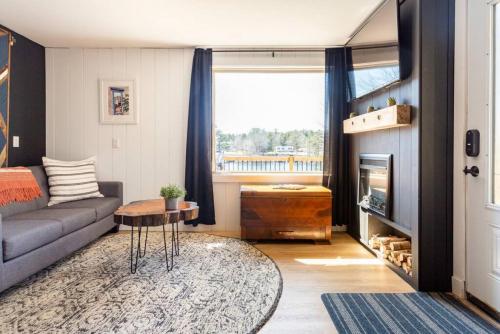 The Old Kettle Cabin with Hot Tub in Bristol (NS)