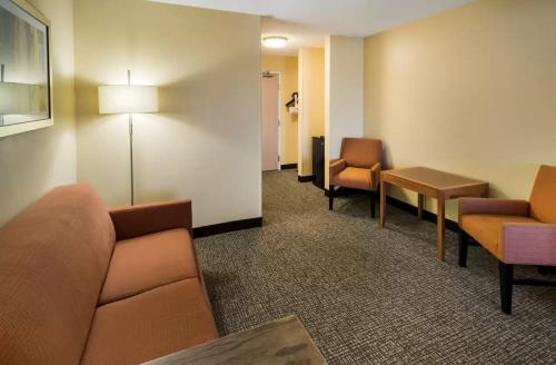Quality Inn & Suites - image 13