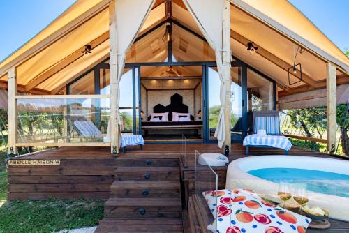 Pezsgőfürdő, Floria Glamping Garden in Gondolici