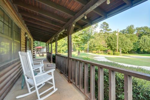 B&B Kilgore - Kilgore Gem Pet-Friendly Cabin with Duck Pond! - Bed and Breakfast Kilgore