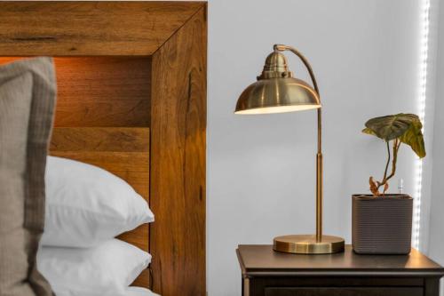 Sol Docklands - Unique 3 Bedroom Loft, Infinity Pool, Gym, Free Parking and Free Trams