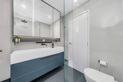 Sol Docklands - Unique 3 Bedroom Loft, Infinity Pool, Gym, Free Parking and Free Trams