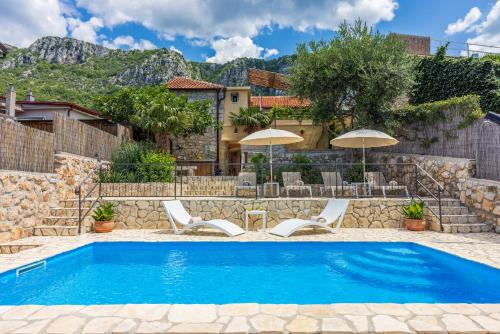 Villa Cocoon - Vacation Home with Heated Pool & Garden - Accommodation - Bribir