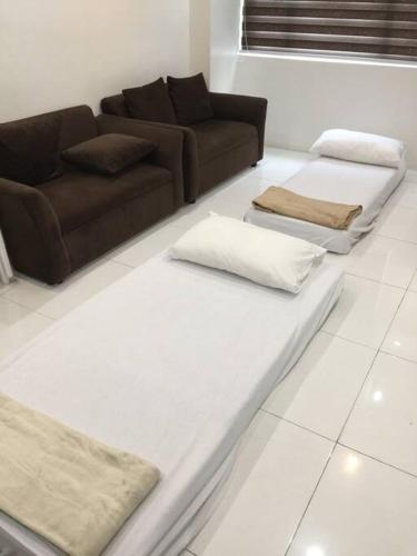 Renovated 2br 2tb Wifi/Netflix very near Mall QC Renovated 2br 2tb Wifi/Netflix very near Mall QC