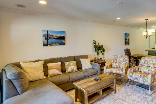 Scottsdale Condo with Pool 1 Mi to Old Town! - image 12