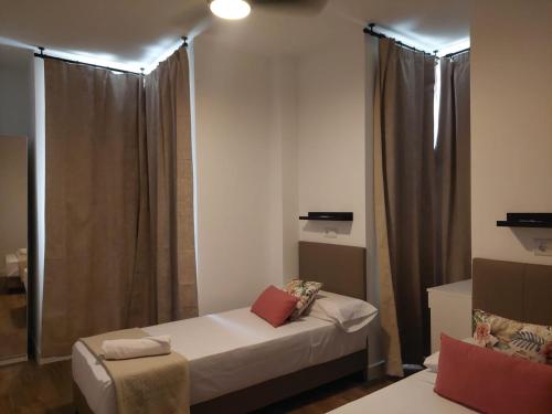 Hostal GARDEN ROUS Room Type - Double Room with Private Bathroom