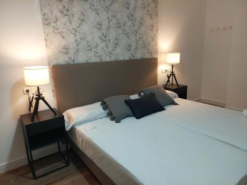 Hostal GARDEN ROUS Room Type - Triple Room with Private Bathroom Hostal GARDEN ROUS Room Type - Triple Room with Private Bathroom