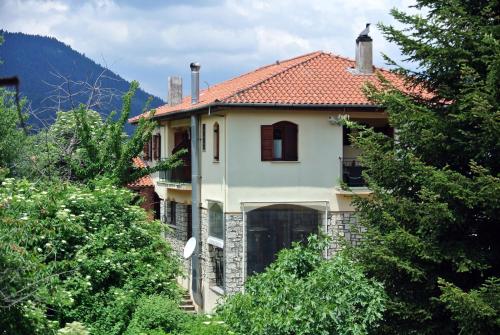  4Epoches, Pension in Ayía Triás