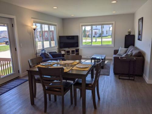 Renovated 2bed-1bath home, Lake WI, Ferry, Devil's Lake!