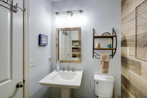 Chic Lakefront Haven Near Oaklawn and Casino Resort! - image 2