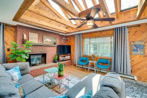 Stunning Golden Home with Deck about 35 Mi to Denver! in Golden, USA