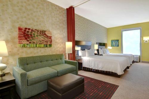 2 queen beds, 1 sofa bed