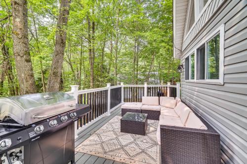 Poconos Retreat with Game Room, Lake and Pool Access! in Pocono Lake, Vereinigte Staaten von Amerika