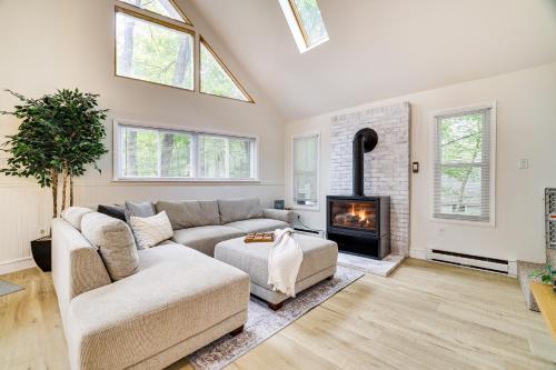 Poconos Retreat with Game Room, Lake and Pool Access! in Pocono Lake, USA
