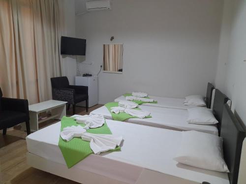 3 twin beds