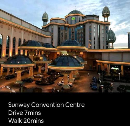 Vibrant Greenfield Home - 5 mins to Sunway Pyramid - image 9