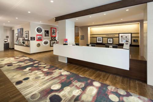 Lobby, Hampton Inn & Suites Dallas Downtown near Nasher Sculpture Center