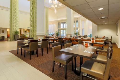 Restaurant, Hilton Garden Inn Dallas/Market Center in Stemmons Corridor