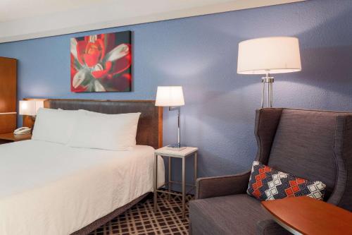 Hilton Garden Inn Dallas/Market Center - image 3