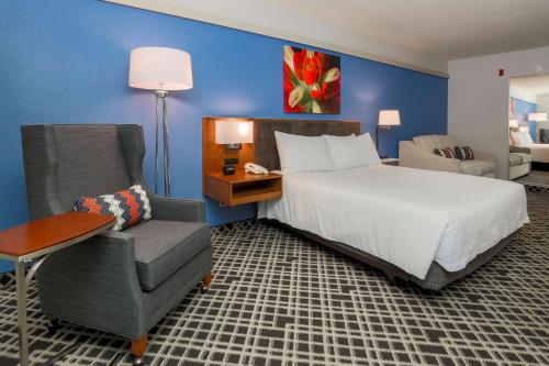 Deluxe King Room with Sofa Bed image 4