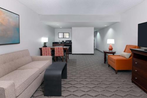 1 king bed, 1 sofa bed