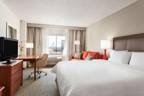 Hampton Inn & Suites Denver-Cherry Creek - image 9