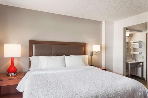 Hampton Inn & Suites Denver-Cherry Creek - image 13