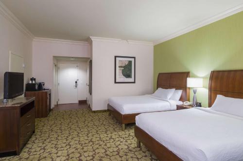 2 queen beds
