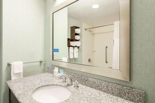 Hampton Inn & Suites Wheeling - The Highlands - image 2