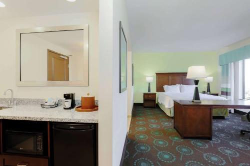 Hampton Inn & Suites Wheeling - The Highlands - image 13