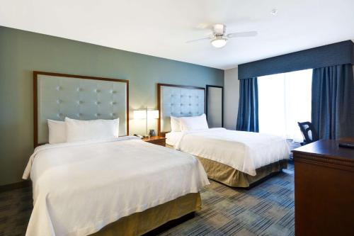 2 queen beds, 1 sofa bed
