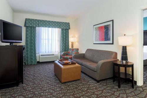 1 king bed, 2 queen beds, 1 sofa bed