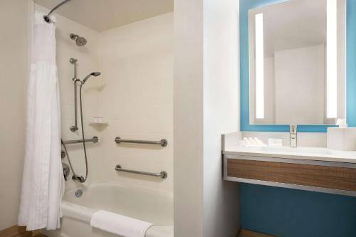 Queen Room with Two Queen Beds - Mobility and Hearing Access image 6