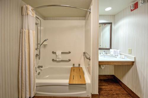 Queen Room with Two Queen Beds - Mobility and Hearing Access image 5