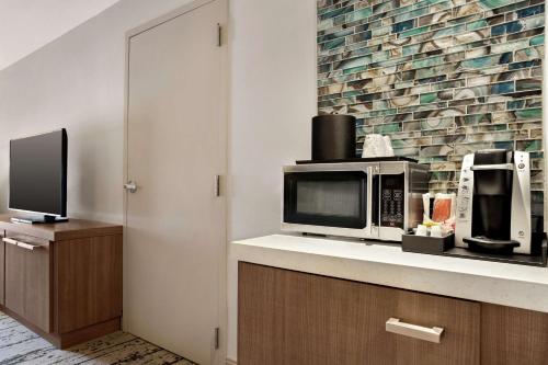 Queen Room with Two Queen Beds - Mobility and Hearing Access image 3