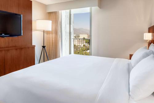 Hilton Pasadena Room Type - Deluxe King Room with Mountain View