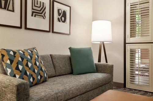 Embassy Suites Phoenix - Tempe - image 13