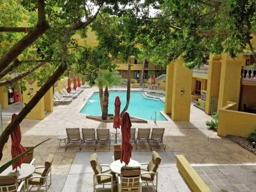 One-Bedroom King Suite - Poolside