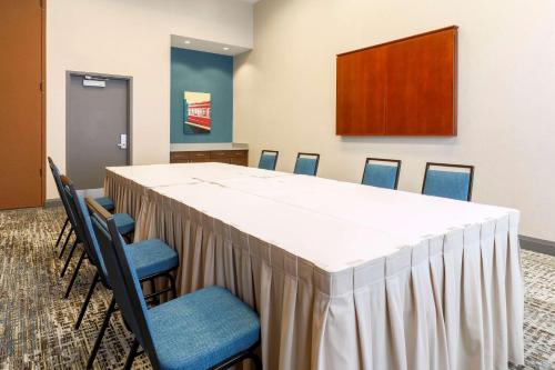 Hampton Inn & Suites Pittsburgh Downtown - image 12