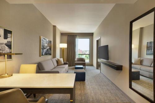 Embassy Suites By Hilton Syracuse Destiny Usa - image 11