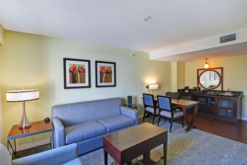 Embassy Suites Valencia - image 12