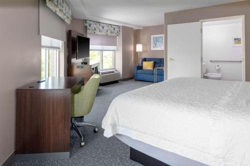 1 queen bed, 1 sofa bed