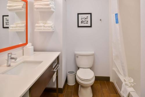 Hampton Inn Statesville - image 12