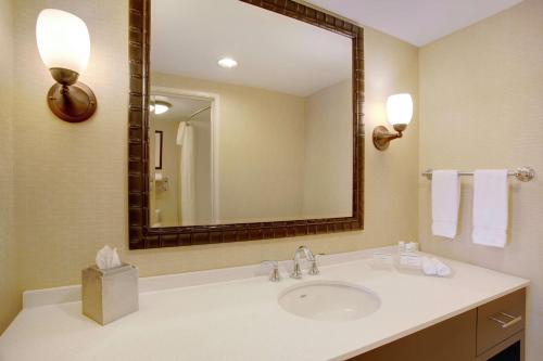 One-Bedroom King Suite - Non-Smoking image 6