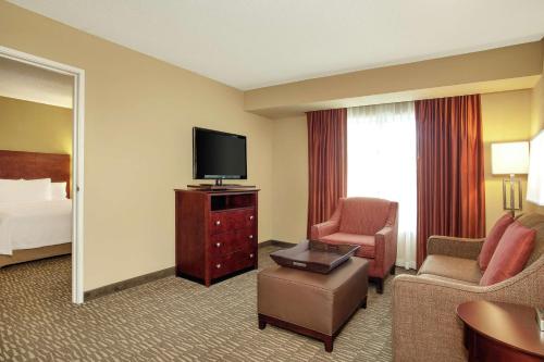 One-Bedroom Queen Suite with Two Queen Beds - Non-Smoking image 2